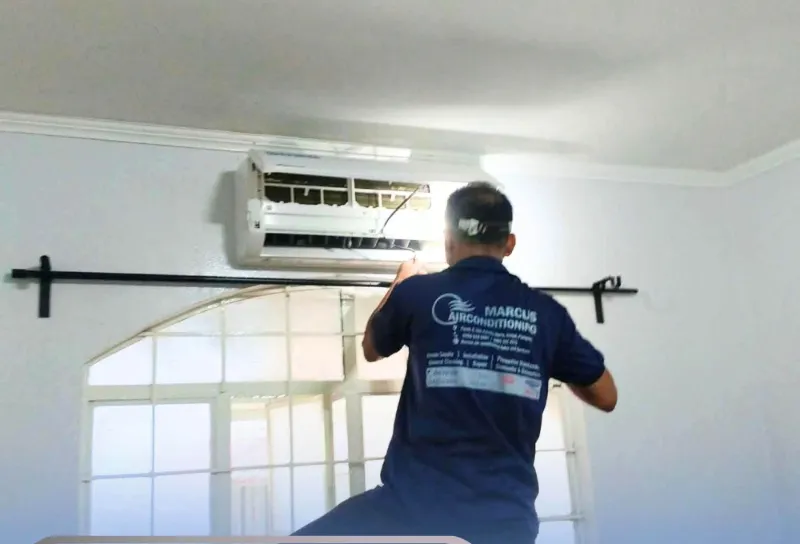 Wall-mounted split-type indoor unit fitted, piped and tested in a customer's home